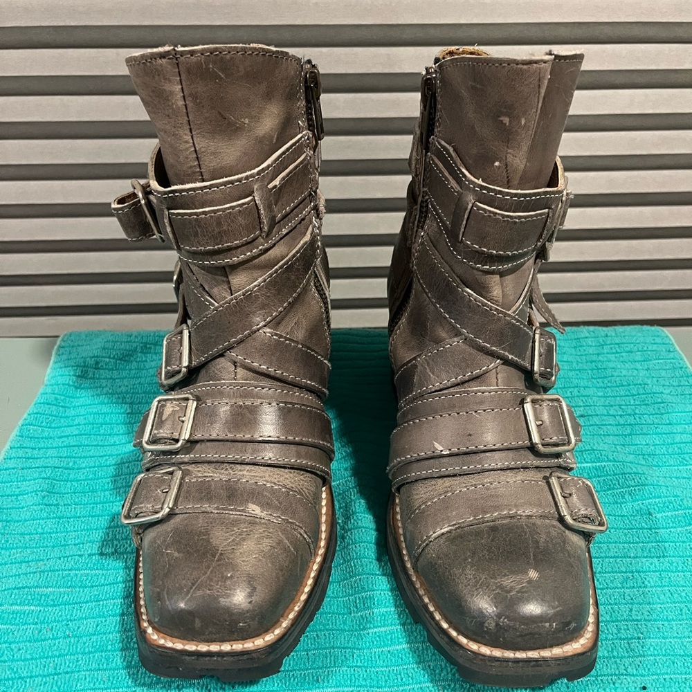 Freebird size 6 gray